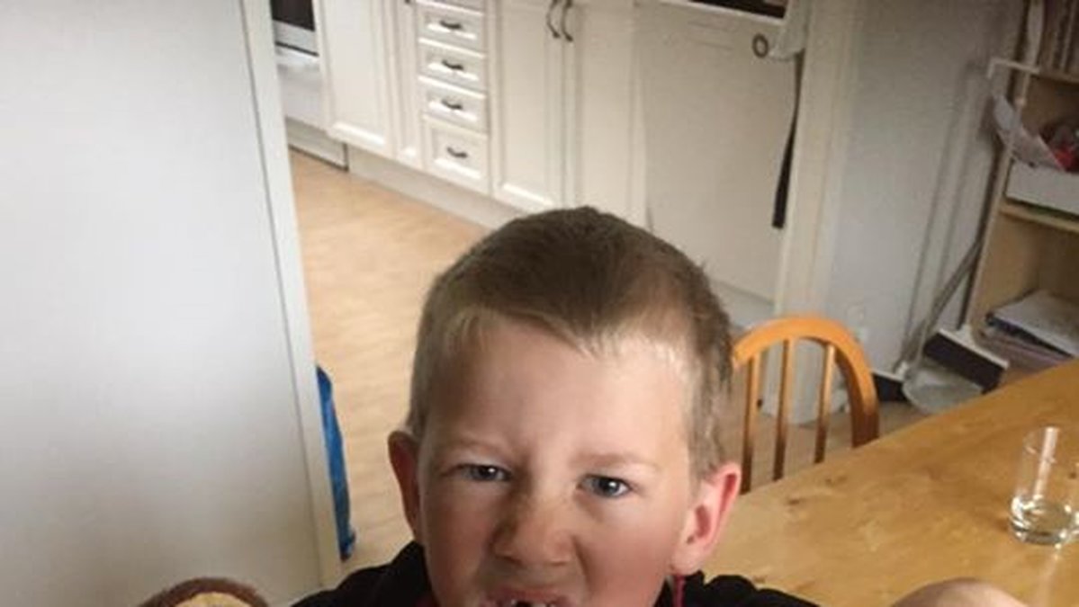 Theo, 5 år, frågar sig hur tandfen kan komma in i huset fast det finns ett larm.
